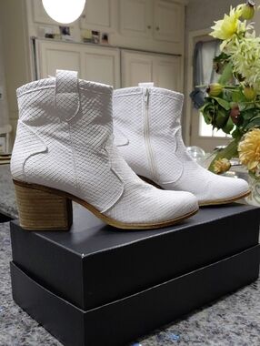 "Dirty Laundry" Sz.9.5 "Unite" White Snakeskin Ankle Booties with Block Heel...